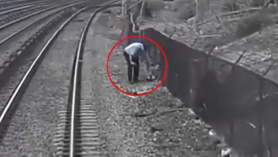 DA TI SRCE STANE Kondukter skočio iz voza, zgrabio dečaka... (VIDEO)