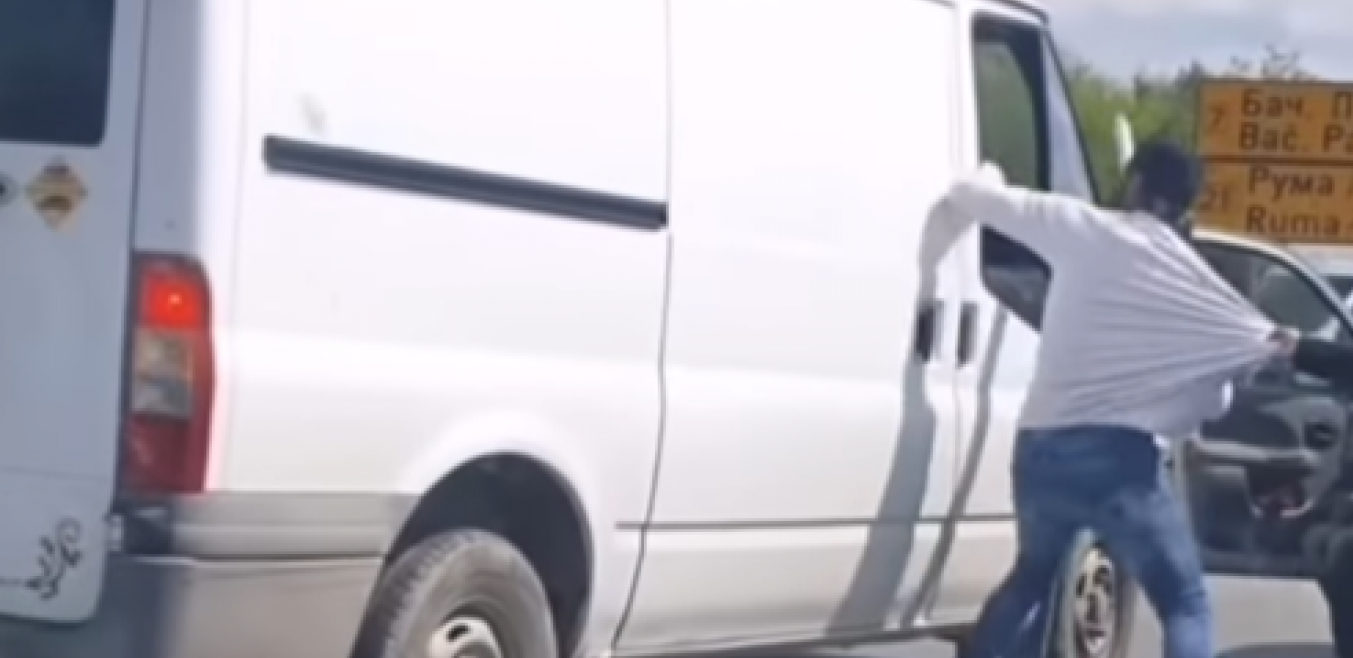 MUŠKARAC NASRNUO NA VOZAČA KOMBIJA Tuča na ulici u Novom Sadu, ženska osoba pokušava da ih razdvoji (VIDEO)