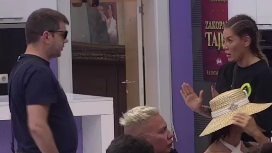 IVAN URNISAO ANU, ONA SKOČILA I NAPRAVILA HAOS Pljušte teške reči i optužbe, trese se Bela kuća, brutalan okršaj!