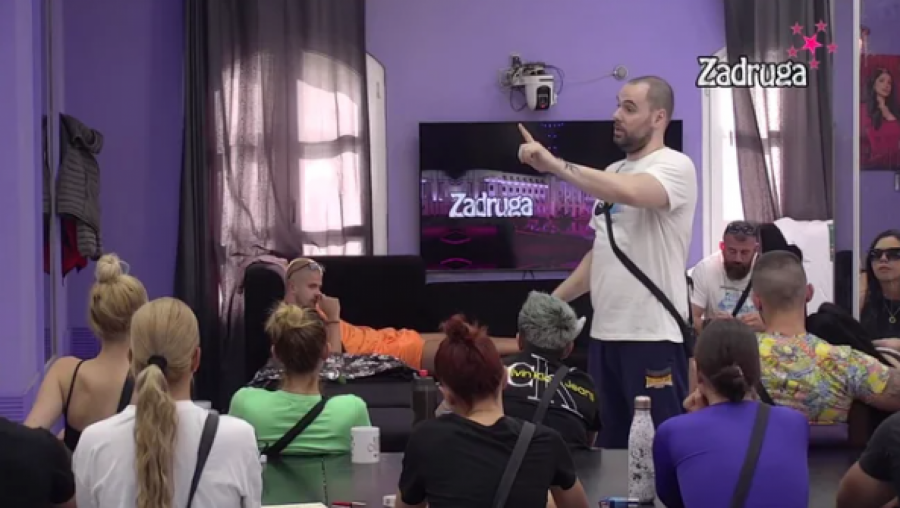 IVAN URNISAO ANU, ONA SKOČILA I NAPRAVILA HAOS Pljušte teške reči i optužbe, trese se Bela kuća, brutalan okršaj!