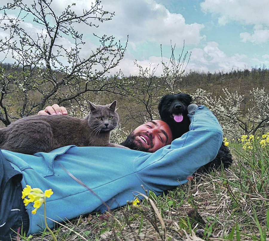 ĐUVEGIJA IŠTE MLADU On da rinta, ona da uživa! Milan Vasiljević (31) iz Beograda, koji je napustio velegrad i sam živi u selu Šatra, traži nevestu