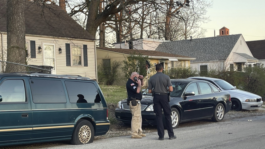 PUCNJAVA U PARKU Poginule dve osobe