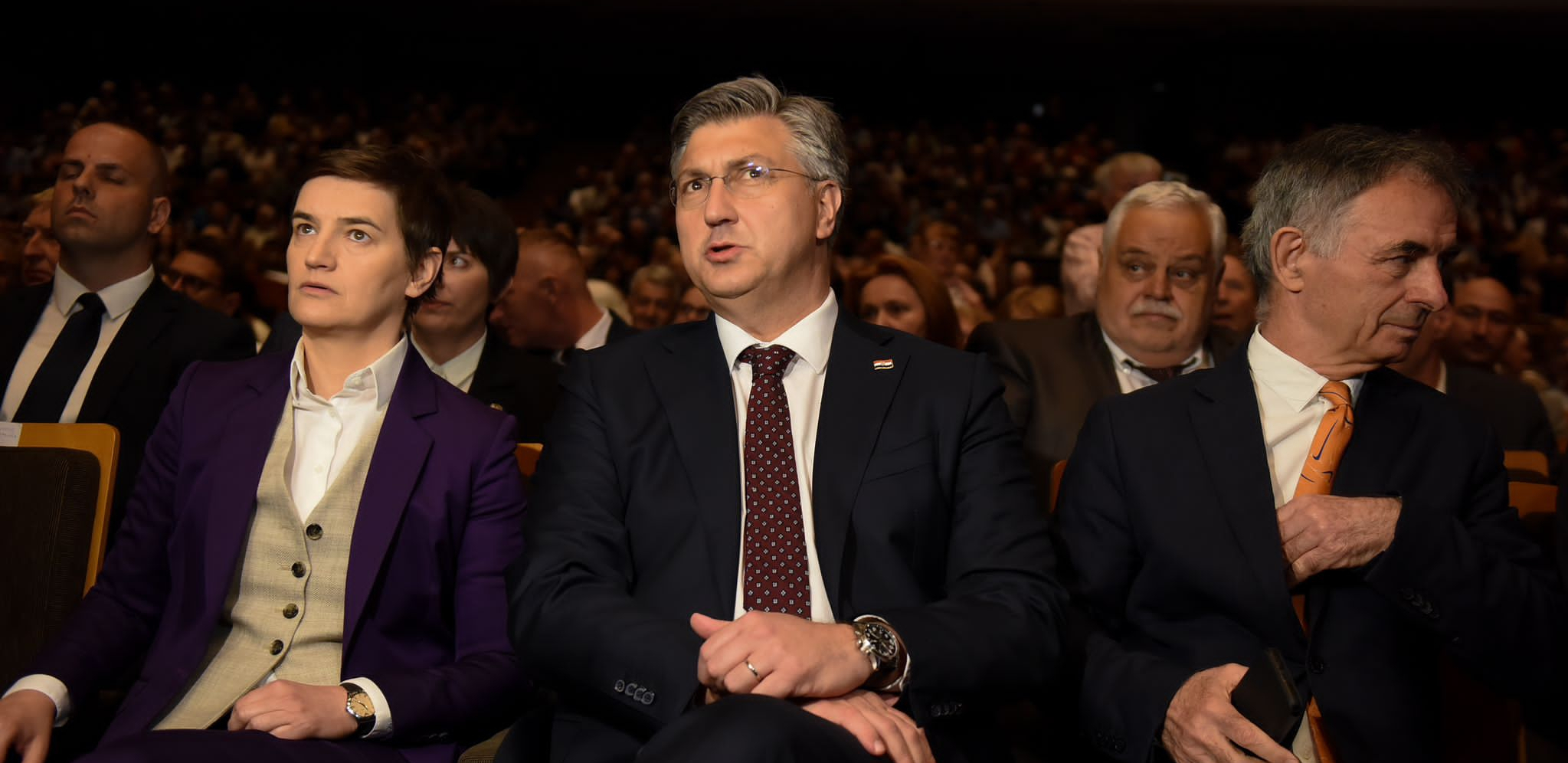 PREMIJERKA BRNABIĆ ODUŠEVILA PORUKOM Vlada Srbije, zajedno sa Aleksandrom Vučićem, duboko je posvećena da naš narod oseti svu pomoć i podršku gde god se nalazio