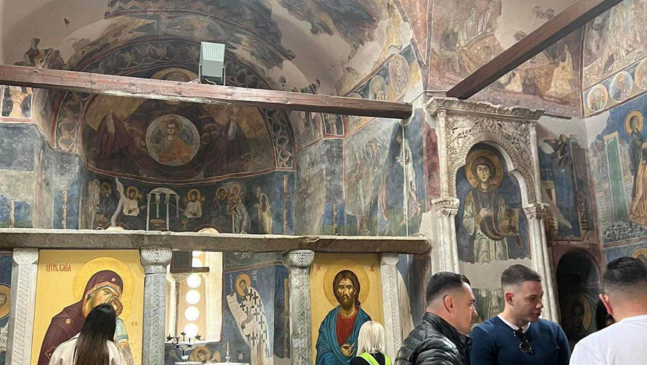 Jovana i Bogdan u manastiru  Zabranjeno preuzimanje fotografija- Foto:Alo!