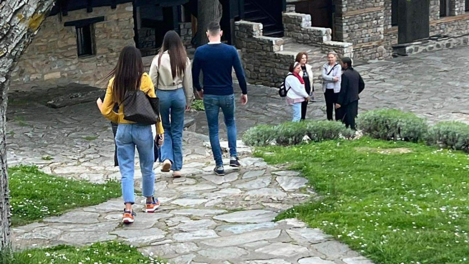 Jovana i Bogdan u manastiru  Zabranjeno preuzimanje fotografija- Foto:Alo!