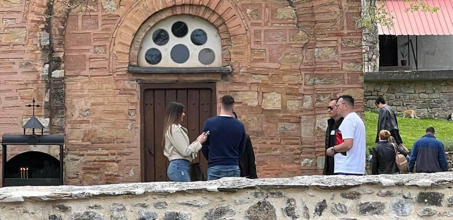 EKSKLUZIVNI ALO! PAPARACO Cecin bivši odveo Jovanu Ljubisavljević u manastir, da li je ovo potvrda da se sprema venčanje? (FOTO)
