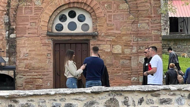 EKSKLUZIVNI ALO! PAPARACO Cecin bivši odveo Jovanu Ljubisavljević u manastir, da li je ovo potvrda da se sprema venčanje? (FOTO)