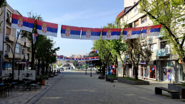 Nove srpske zastave u severnom delu Kosovske Mitrovice (FOTO)