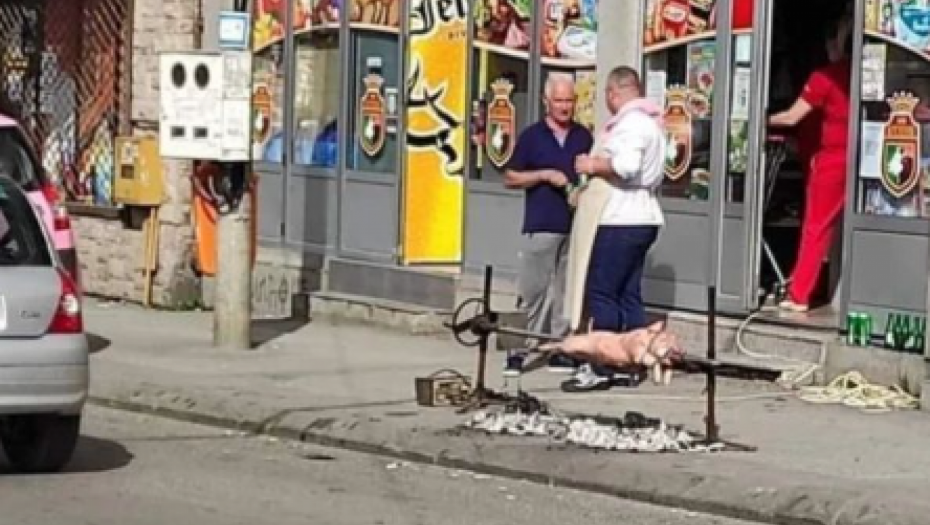KO HOĆE, NAĐE NAČIN! Ovako se peče prase ispred prodavnice