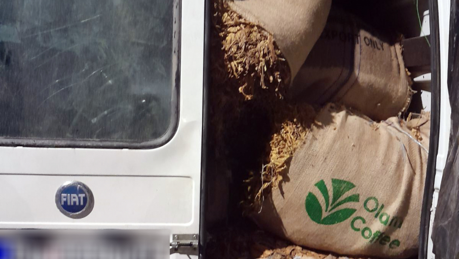 UHAPŠEN ŠVERCER KOD LOZNICE Policija mu u kombiju pronašla skoro tonu robe