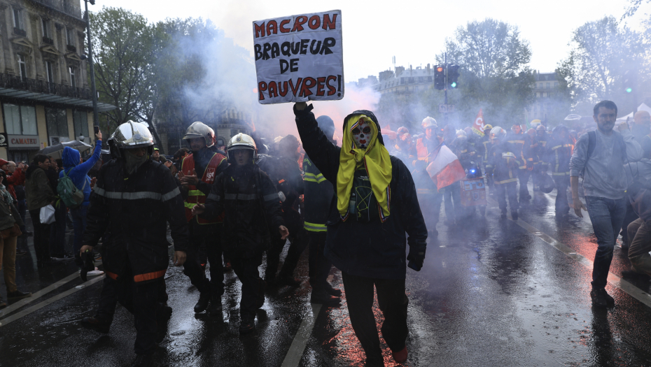 ŽESTOKI SUKOBI U LIONU Kamenicama na policiju, kišobranima protiv dronova, najgore tek sledi