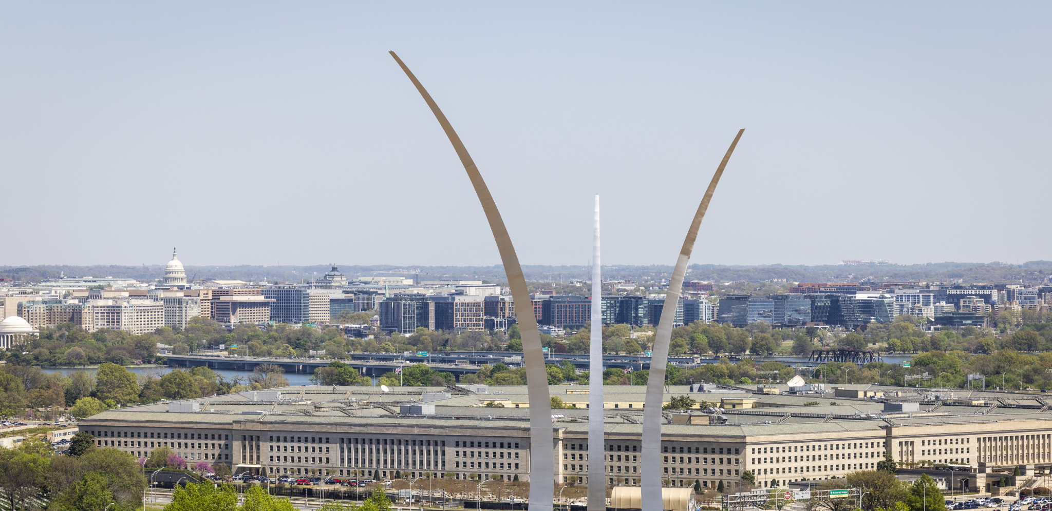 MORAJU DA NAPUSTE PENTAGON Osam ključnih savetnika duboke države dobilo šut kartu