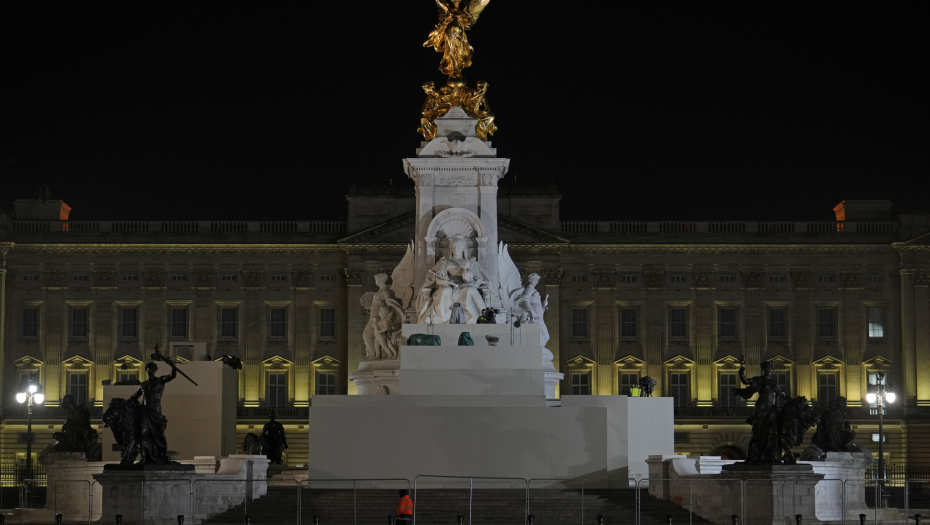 INCIDENT PRED KRUNISANJE Uhapšen muškarac ispred Bakingemske palate