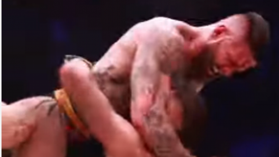 KRV LIPTI NA SVE STRANE, A ON NE STAJE Provocirao Srbina bananom, pa onda doživeo nikad brutalniji nokaut (VIDEO)