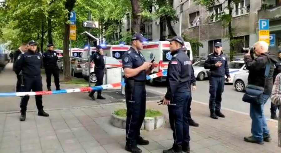 (UŽIVO) TUGA NA CVETNOM TRGU PRED ŠKOLOM UŽASA Građani donose cveće i pale sveće, odajući počast žrtvama