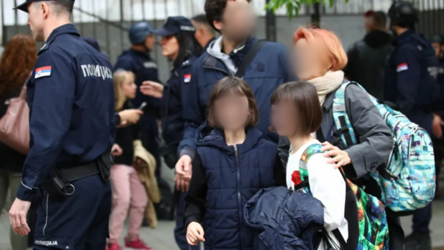 (UŽIVO) TUGA NA CVETNOM TRGU PRED ŠKOLOM UŽASA Građani donose cveće i pale sveće, odajući počast žrtvama