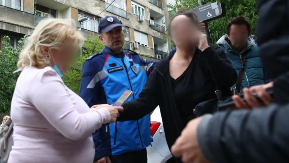 (UŽIVO) TUGA NA CVETNOM TRGU PRED ŠKOLOM UŽASA Građani donose cveće i pale sveće, odajući počast žrtvama