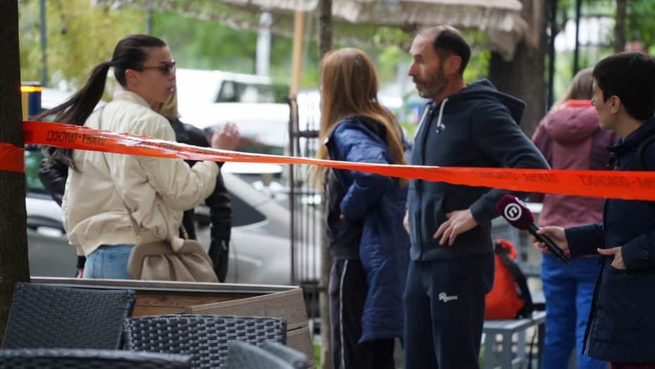 (UŽIVO) TUGA NA CVETNOM TRGU PRED ŠKOLOM UŽASA Građani donose cveće i pale sveće, odajući počast žrtvama