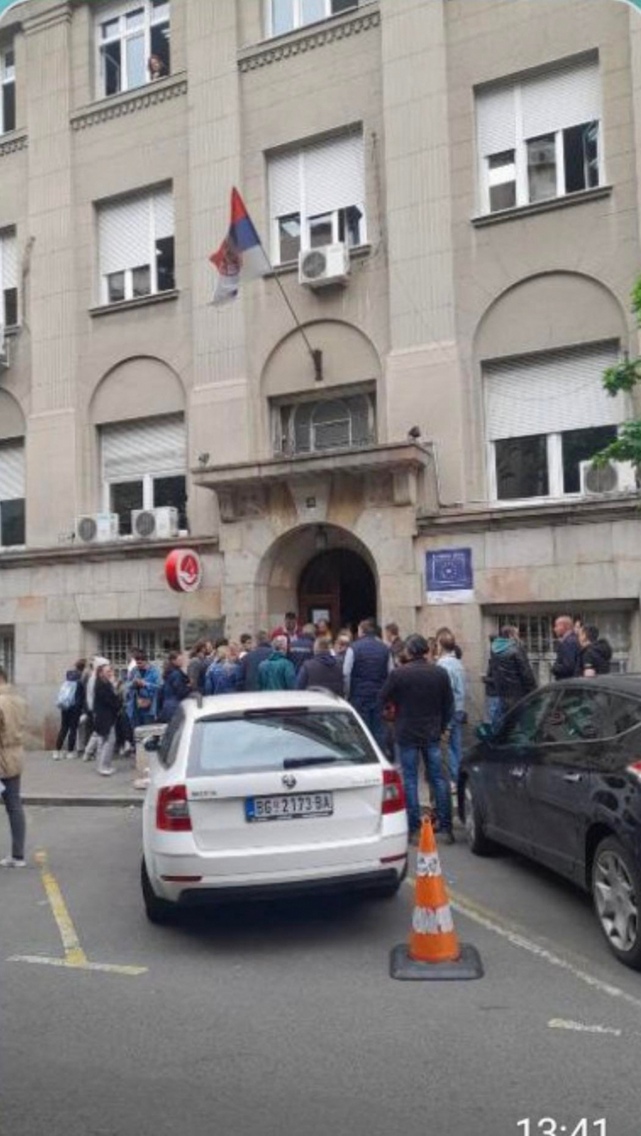 ALO! ISPRED INSTITUTA ZA TRANSFUZIJU KRVI Nakon masakra u školi, Srbija se ujedinila, ova scena tera suze na oči!