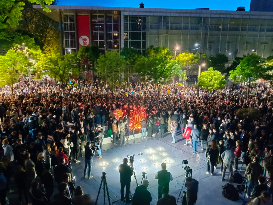 (UŽIVO) TUGA NA CVETNOM TRGU PRED ŠKOLOM UŽASA Građani donose cveće i pale sveće, odajući počast žrtvama