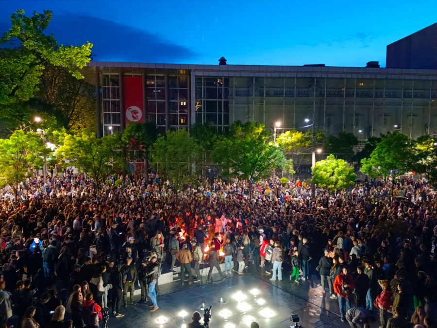 (UŽIVO) TUGA NA CVETNOM TRGU PRED ŠKOLOM UŽASA Građani donose cveće i pale sveće, odajući počast žrtvama