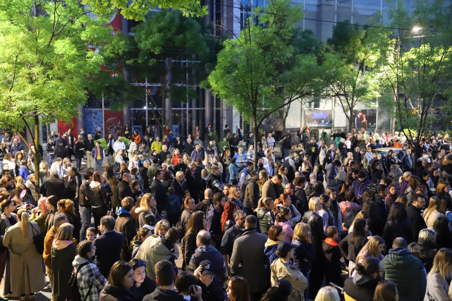 (UŽIVO) TUGA NA CVETNOM TRGU PRED ŠKOLOM UŽASA Građani donose cveće i pale sveće, odajući počast žrtvama