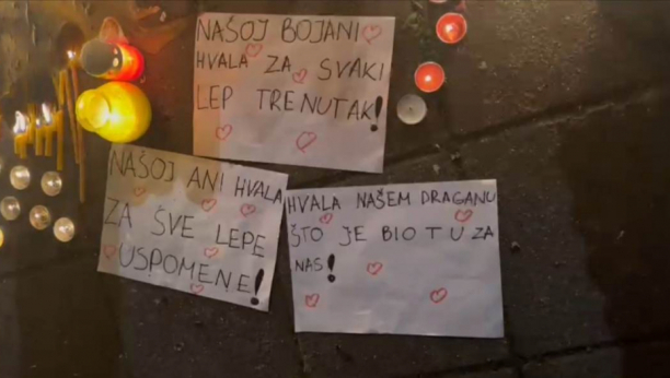 ANA, HVALA TI ZA SVE USPOMENE Vosak od sveća na trotoaru, srceparajuće poruke, igrače i slatkiši ispred OŠ Vladislav Ribnikar (FOTO)