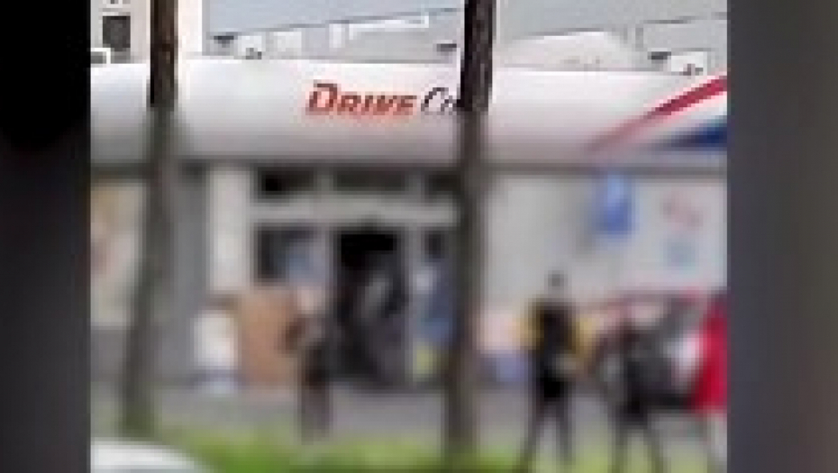 DECA ŠETAJU SA PLASTIČNIM PIŠTOLJIMA Stravična scena na Mirijevu nakon masovne pucnjave (VIDEO)