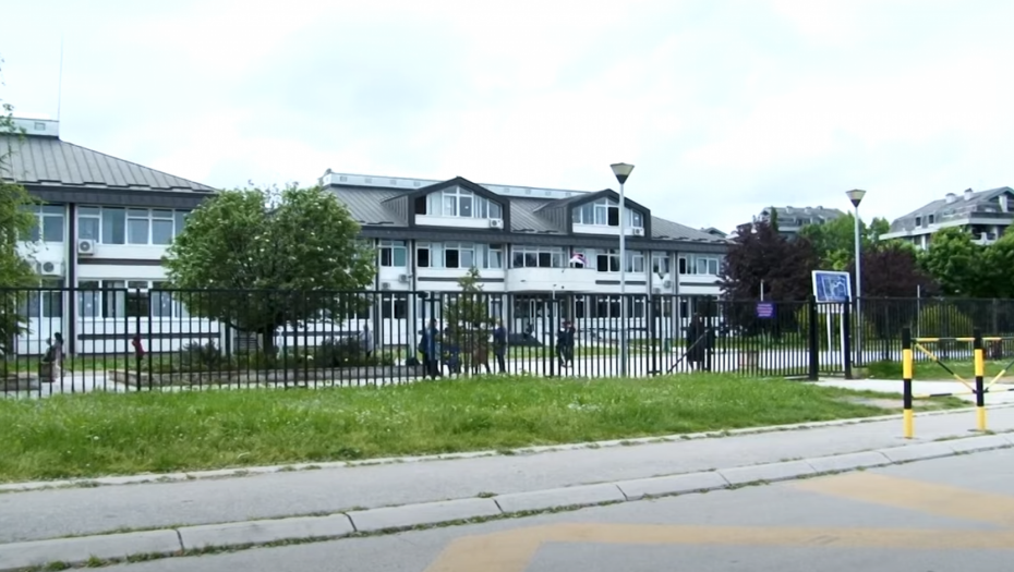 NOVI INCIDENT IZAZVAO PANIKU Uhapšen otac dečaka koji je izvadio plastični pištolj u Obrenovcu