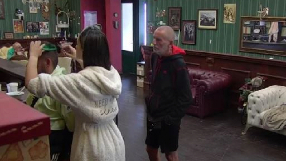 VEŠTE RUKE Anđela udesila Mikicu Bojanića, Lepi Mića prati svaki njen pokret!