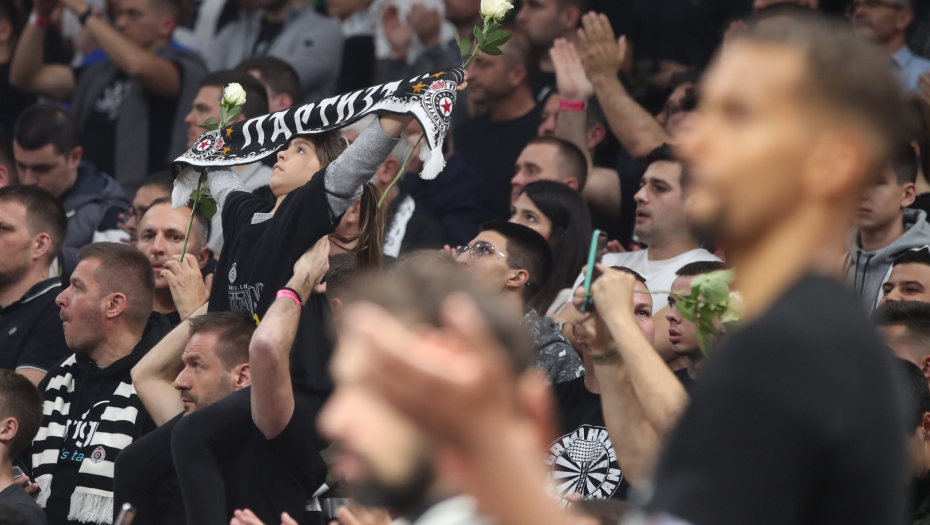 ARENA SKANDIRA UBIJENOM DRAGANU VLAHOVIĆU Omaž navijača Partizana diskretnom heroju koji je poginuo u masakru na Vračaru (VIDEO)