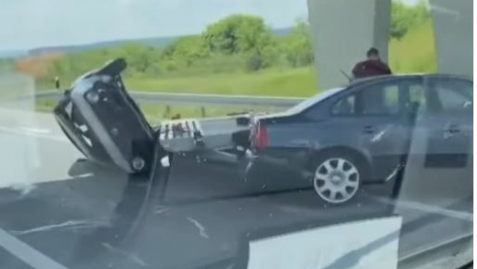 ZASTOJI NA AUTOPUTU KOD KOVILJA Automobil prevrnut na bok, otežan saobraćaj (VIDEO)