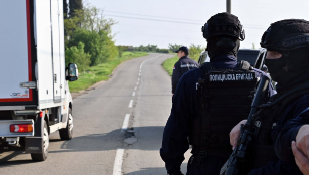 MALO ORAŠJE ISPRAĆA ŽRTVE POMAHNITALOG UBICE Na seoskom groblju zajednička sahrana tragično stradalih