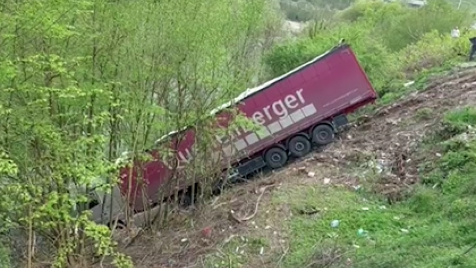 SAOBRAĆAJNA NESREĆA KOD PRIJEPOLJA Šleper sleteo s puta u Lim, izvlačenje teretnjaka u toku (VIDEO)