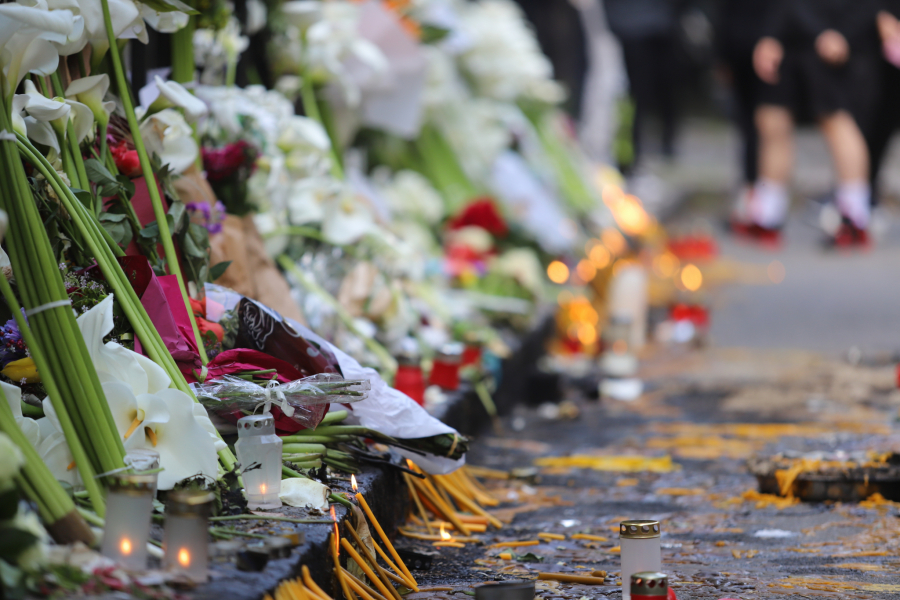 LAKU NOĆ, DECO, TUGA NAS JE PROGUTALA Građani odavali počast učenicima i čuvaru koje je ubio K. K. (13)