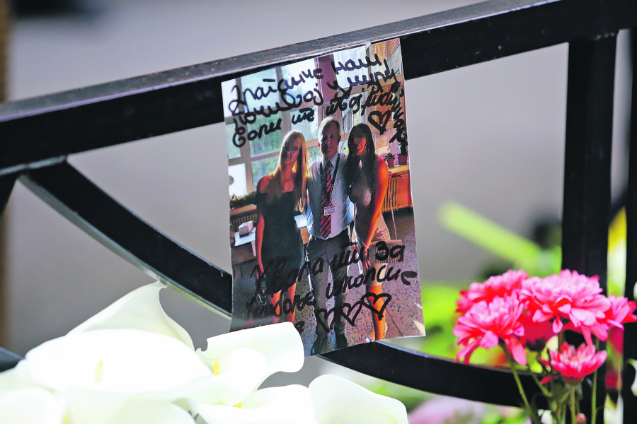 LAKU NOĆ, DECO, TUGA NAS JE PROGUTALA Građani odavali počast učenicima i čuvaru koje je ubio K. K. (13)