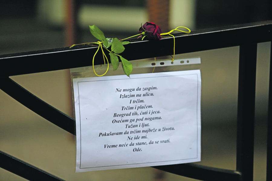 LAKU NOĆ, DECO, TUGA NAS JE PROGUTALA Građani odavali počast učenicima i čuvaru koje je ubio K. K. (13)