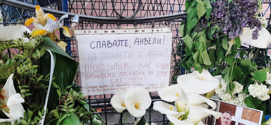 LAKU NOĆ, DECO, TUGA NAS JE PROGUTALA Građani odavali počast učenicima i čuvaru koje je ubio K. K. (13)