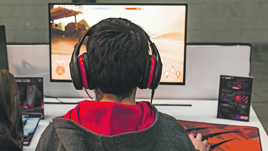 RUSI NUDE POSAO DEČAKU (7): On je genije programiranja i ima svoju bazu fanova na internetu!