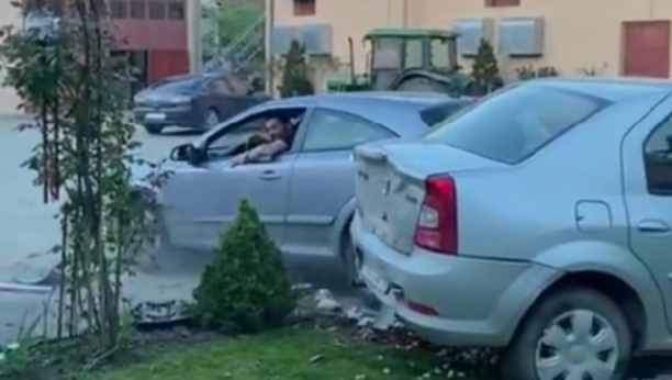 PIJAN SEO ZA VOLAN, ULETEO U DVORIŠTE I UNIŠTIO SVE PRED SOBOM Psovao i vređao gazdu, auto načisto razlupao (VIDEO)