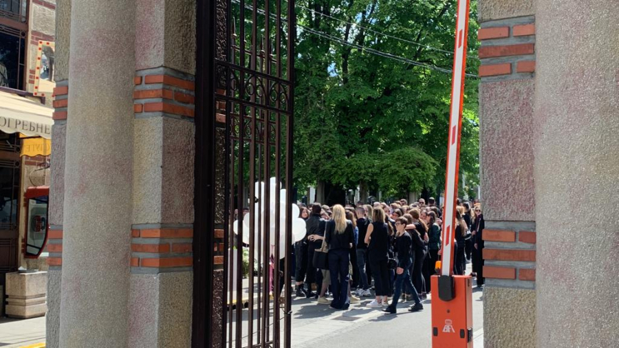 SAHRANJENA MALOLETNA K.M.  - DRUGOVI SE OPROSTILI OD DRUGARICE! Beli baloni za devojčicu koju je ubio Kosta K. (FOTO/VIDEO)