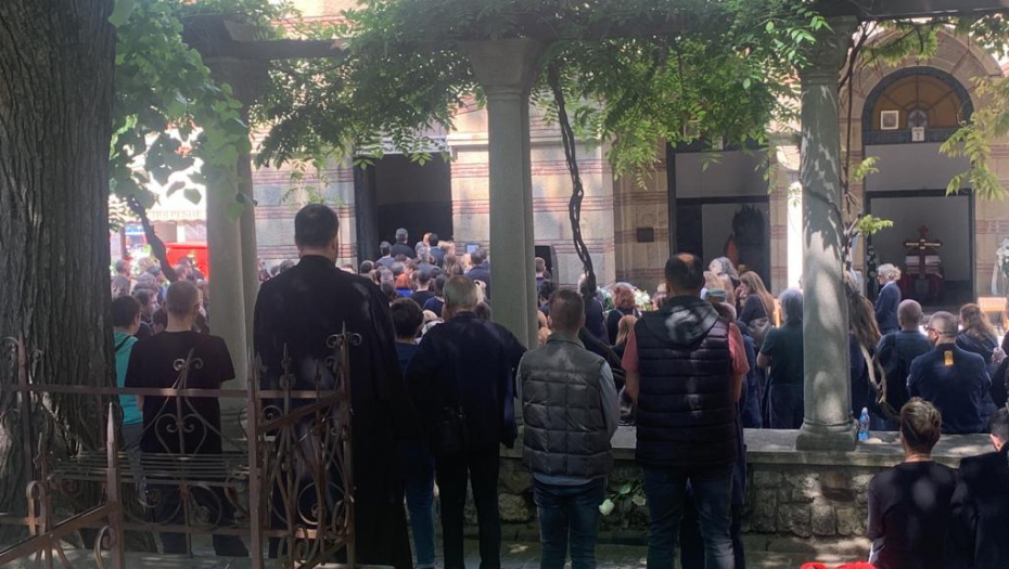 "OPRAŠTAMO SE OD PUPOLJKA KOJI SE JOŠ NIJE RAZVIO U CVET" Teška tuga i žalost na opelu devojčice K.M. (FOTO/VIDEO)