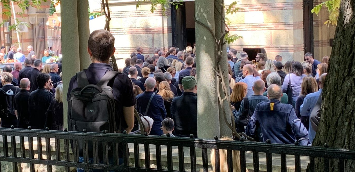 "DUŠO NAJMILIJA, TVOJI NATA, LENA, TATA I MAMA" Srceparajući prizor na sahrani male K.M, sa balonima ispraćena na večni počinak (VIDEO)