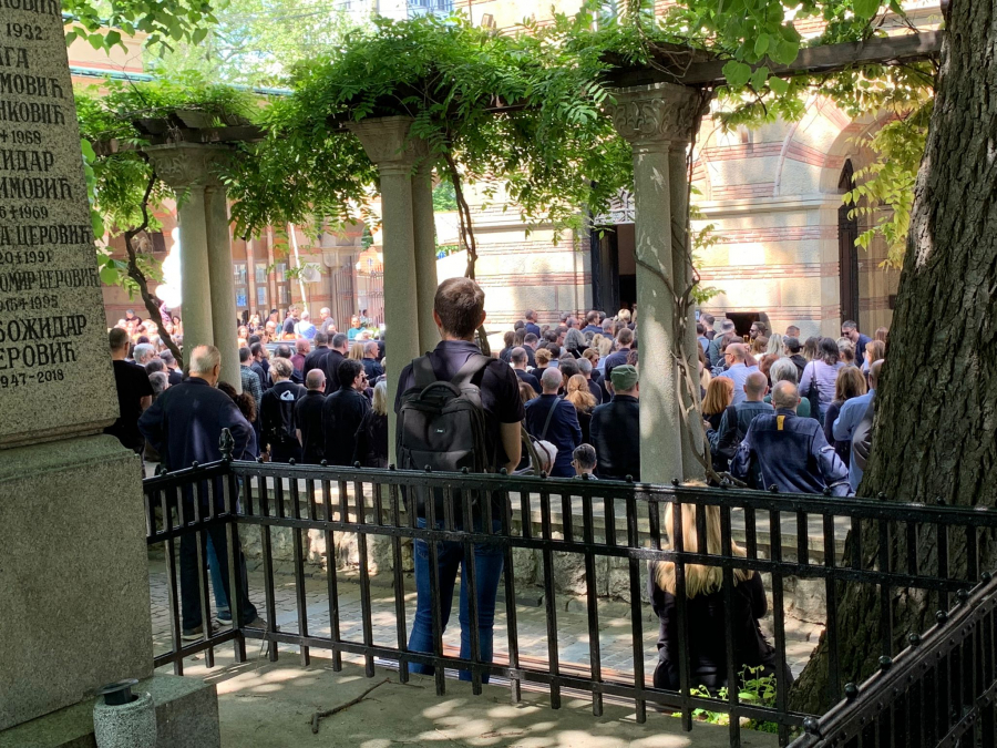 NA STOTINE LJUDI OPRAŠTA SE OD K. M, ŽRTVE MASAKRA NA VRAČARU Bolne scene ispred Novog groblja (FOTO/VIDEO)