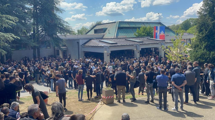 POSLEDNJI POZDRAV DRAGANU Ogroman broj ljudi na Lešću ispraća radnika obezbeđenja stradalog u masakru na Vračaru (FOTO/VIDEO)