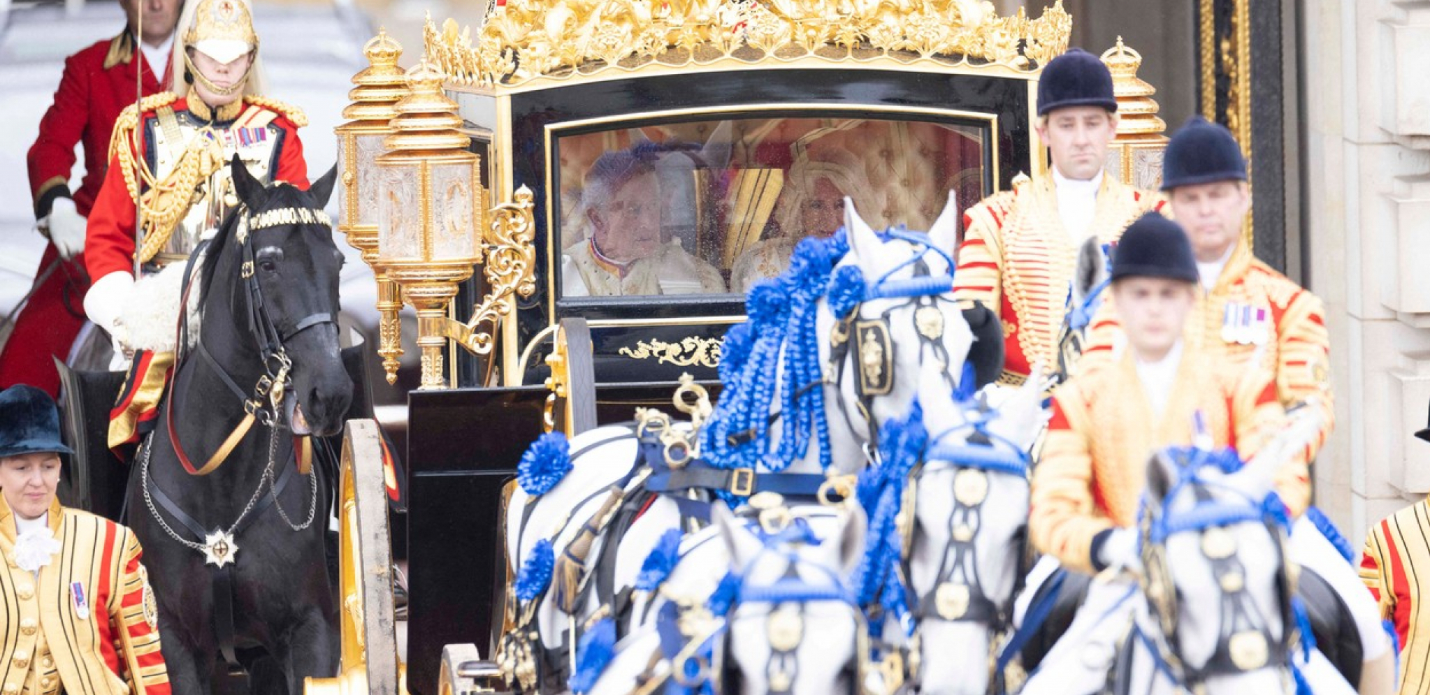 ČARLS I KAMILA STIGLI PRED VESTMINSTERSKU OPATIJU Princ Hari se odvojio od svih, a evo ko je privukao veliku pažnju! (FOTO)