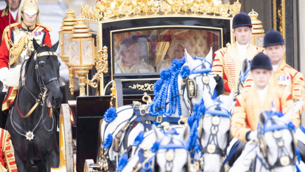 ČARLS I KAMILA STIGLI PRED VESTMINSTERSKU OPATIJU Princ Hari se odvojio od svih, a evo ko je privukao veliku pažnju! (FOTO)