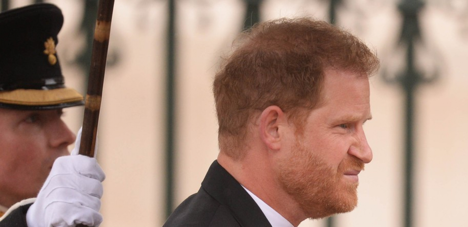 PRINC HARI U TREĆEM REDU Evo sa kim je došao na krunisanje oca