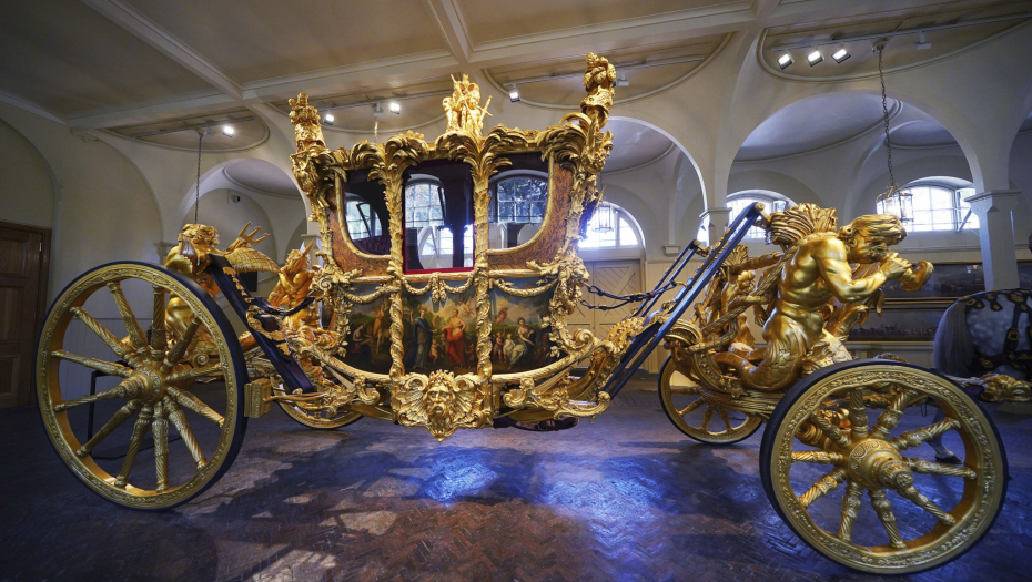 DVE KRUNE, KOČIJA OD ZLATA I JABUKA SA DIJAMANTIMA! Simbolika najzanimljivijih PREDMETA sa krunisanja kralja Čarlsa (FOTO)