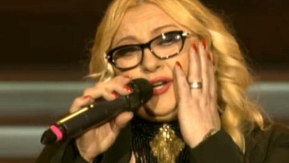 "OTAC ME JE TUKAO, ŠIŠAO NA ĆELAVO I ZAKLJUČAVAO" Dirljiva ispovest naše pevačice ledi krv u žilama, napustila je porodični dom i pobegla!